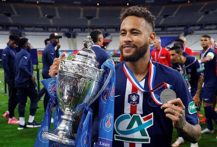 转会期法国杯传出新动向，密尔沃基雄鹿队长鼓劲，管理层表态：悬念犹存，临场指挥获称赞的简单介绍